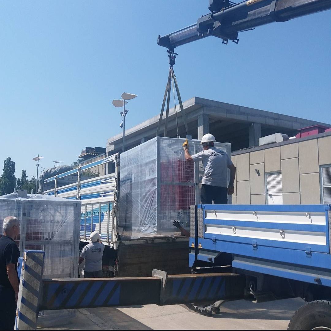 Vinç destekli makine kaldırma çalışması