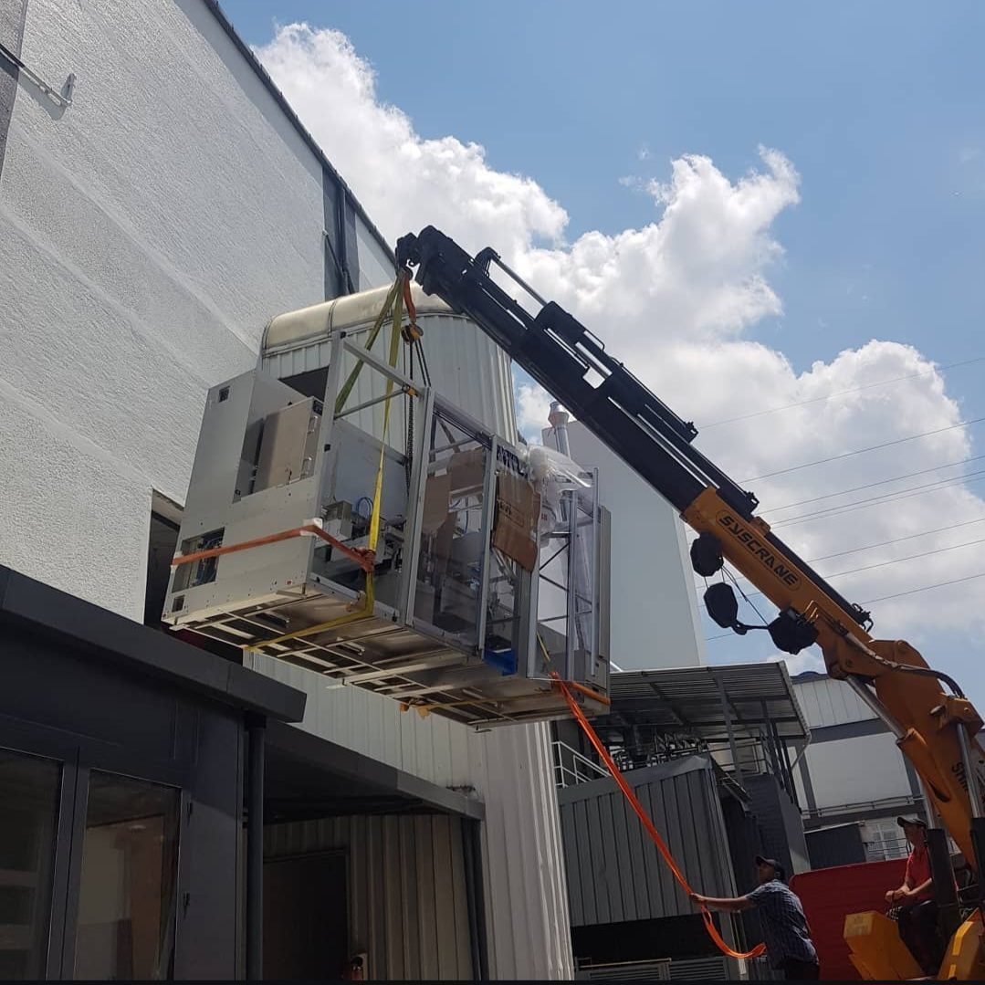 Üst kata vinçle endüstriyel makine kaldırma