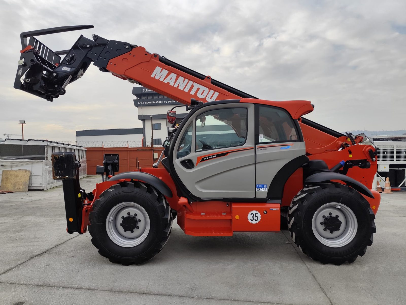 Saha üzerinde mobil vinç çalışması